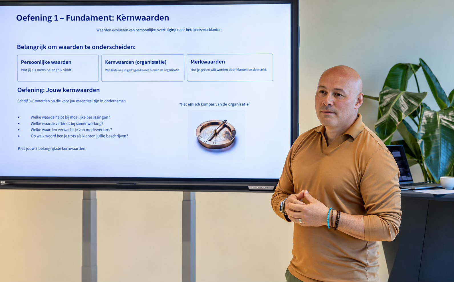 David Wielandt geeft een workshop bij een scherm met workshopmateriaal
